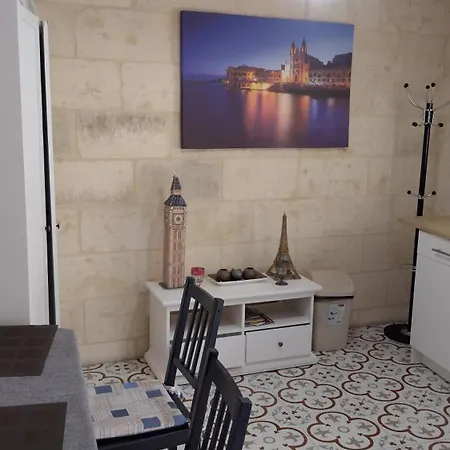 Sixty Two #4 Lägenhet